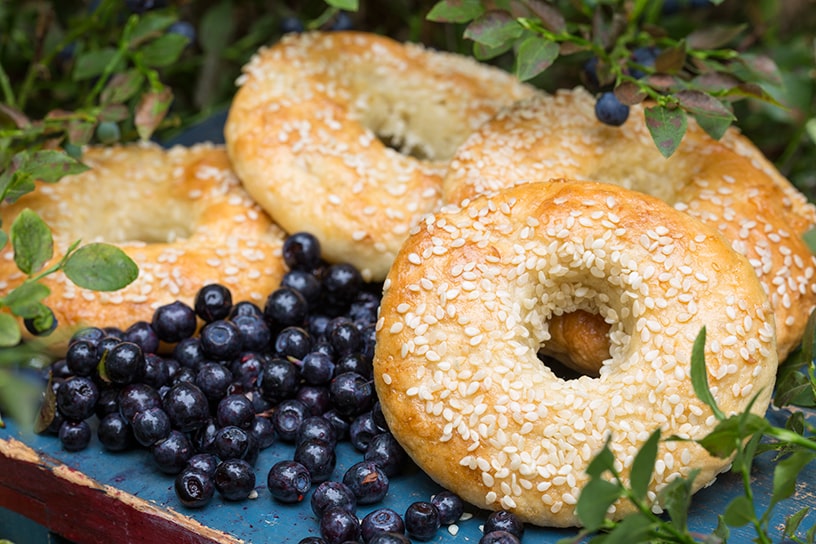 Bagels met sesam en blauwe bessen
